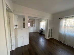 1625 1/2 W 55th St, Unit 1625 1-2 in Los Angeles, CA - Foto de edificio - Building Photo