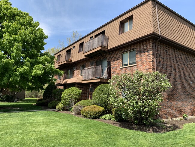 1200 Whispering Hills Ct, Unit 1B