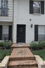 361 N Post Oak Ln in Houston, TX - Building Photo - Building Photo