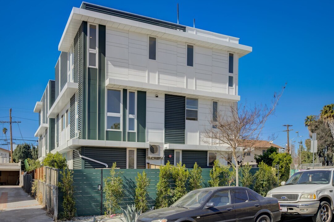837 N Kingsley Dr in Los Angeles, CA - Building Photo