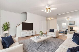 9800 Pagewood Ln in Houston, TX - Building Photo