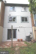 1029 Kings Ct in Herndon, VA - Building Photo - Building Photo