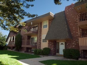 Monaco Parkway Apartments in Denver, CO - Foto de edificio - Building Photo