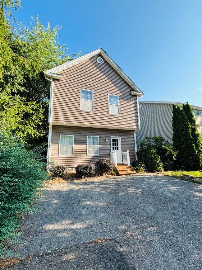 property at 1723 Aden Ln