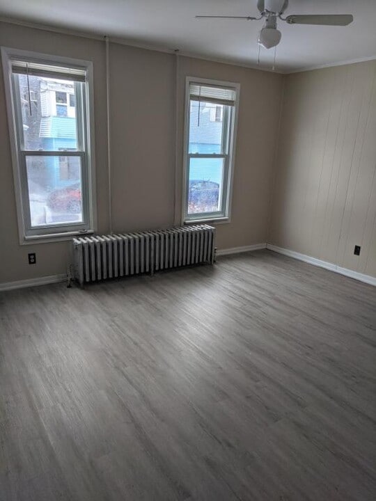 27 Trinity Pl in Amsterdam, NY - Building Photo