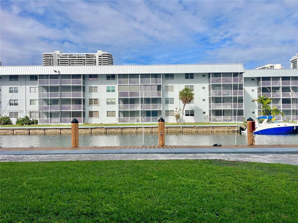 3551 NE 169th St in North Miami Beach, FL - Foto de edificio