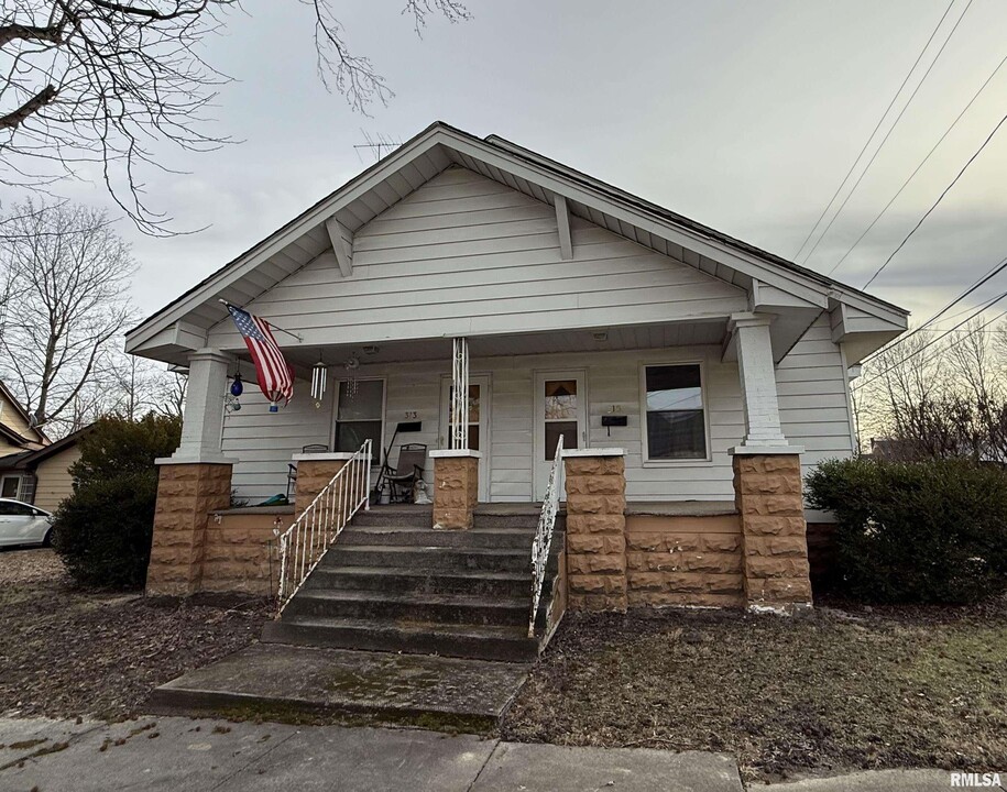 313 W 3rd St in Centralia, IL - Building Photo