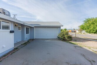 45462 3rd St E in Lancaster, CA - Building Photo - Building Photo