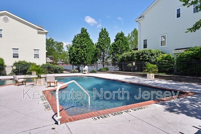 8 Boatworks Dr in Bayonne, NJ - Building Photo - Building Photo