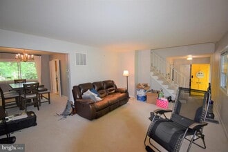 8519 Wagon Wheel Rd in Alexandria, VA - Foto de edificio - Building Photo