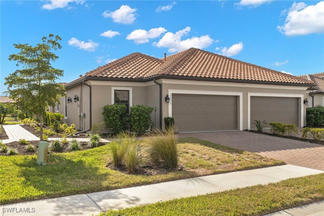 15219 Tolmino St in Naples, FL - Foto de edificio