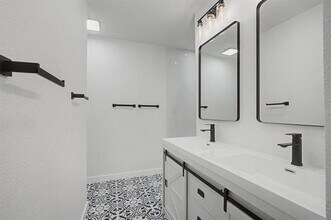 806 Laguna Dr in Garland, TX - Building Photo - Building Photo