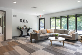 Richmond Hills Apartments in Grand Rapids, MI - Building Photo - Lobby