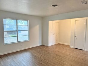 1001 W Beverly Loop in Burkburnett, TX - Building Photo - Building Photo