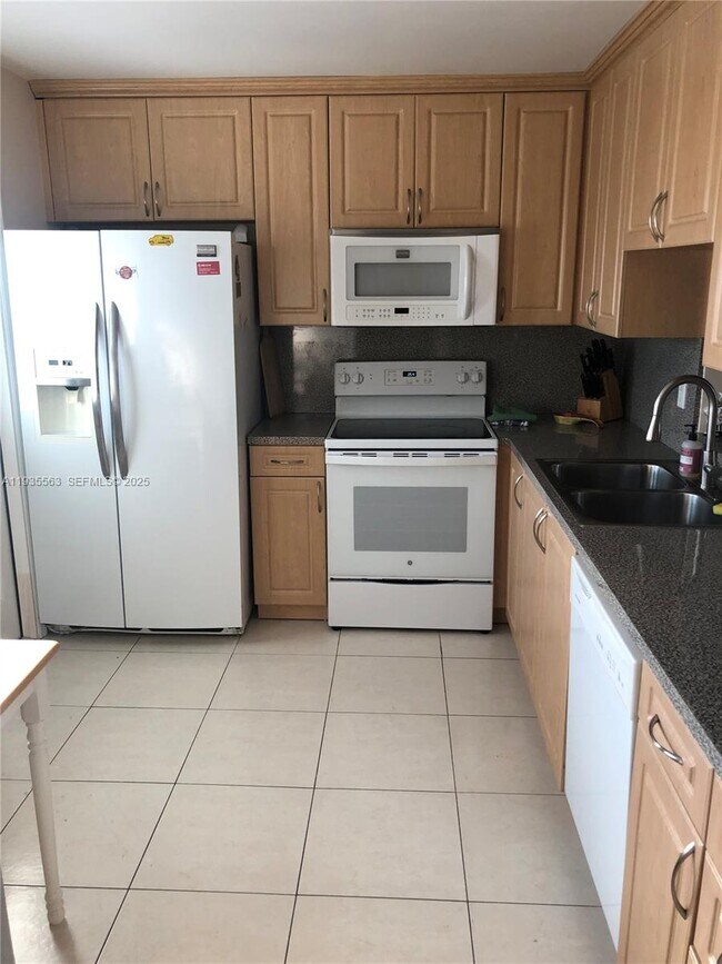 300 NE 12th Ave in Hallandale Beach, FL - Foto de edificio - Building Photo