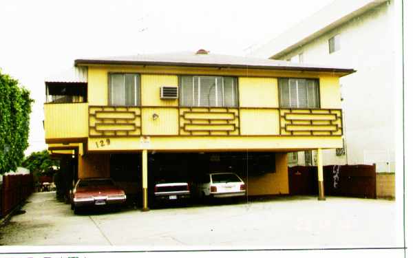 129 N Hayworth Ave in Los Angeles, CA - Building Photo