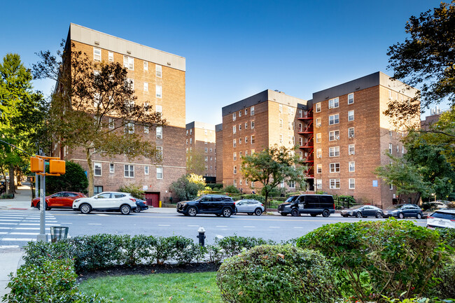 6707 Yellowstone Blvd in Forest Hills, NY - Building Photo - Building Photo