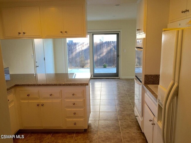 77 Fallbrook Ave in Thousand Oaks, CA - Building Photo - Building Photo