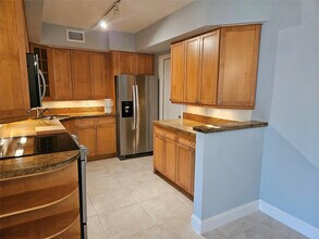 669 W Oakland Park Blvd in Wilton Manors, FL - Building Photo - Building Photo