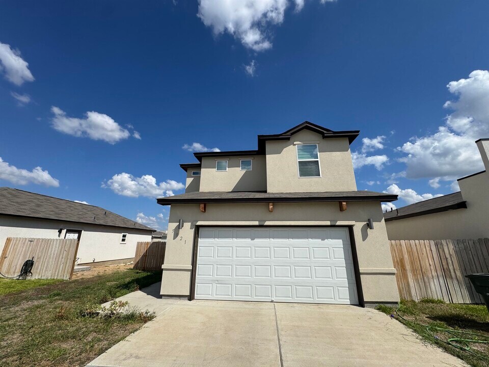 5821 Colegio Ln in Laredo, TX - Building Photo