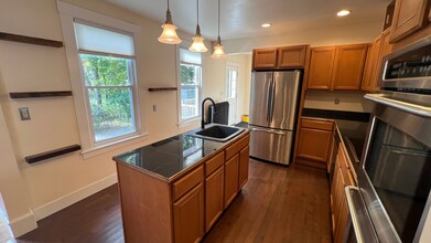 8 Maple St in Dover, NH - Foto de edificio - Building Photo