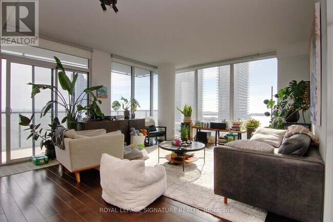 1 Market St. in Toronto, ON - Building Photo - Building Photo