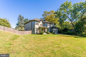 829 Golden Arrow St in Great Falls, VA - Foto de edificio - Building Photo