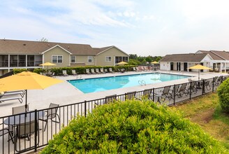 Crosstimbers Apartments in Morrisville, NC - Foto de edificio - Building Photo