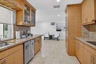 7000 Plantation Rd in Plantation, FL - Foto de edificio - Building Photo