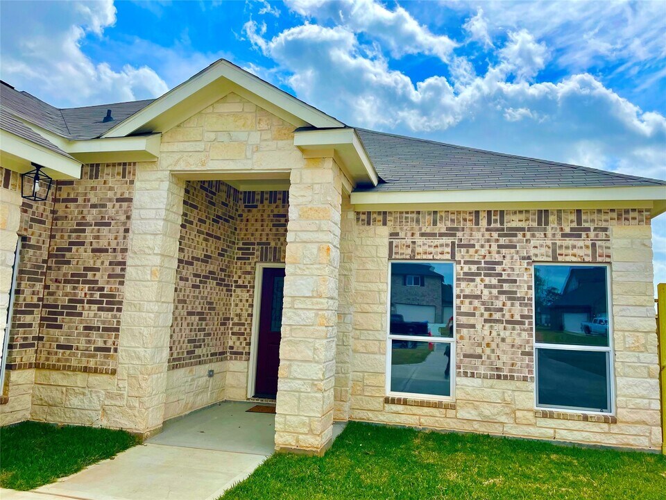 12328 N Chestnut Hls Dr in Cut And Shoot, TX - Foto de edificio