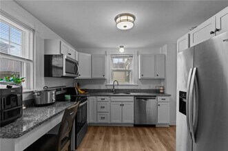 44 Bedlow Ave in Newport, RI - Foto de edificio - Building Photo