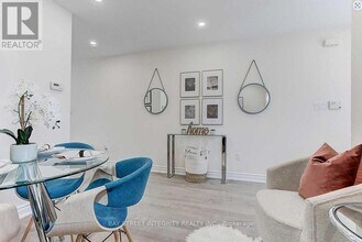 2221 Amberglen Ct in Oakville, ON - Building Photo - Building Photo