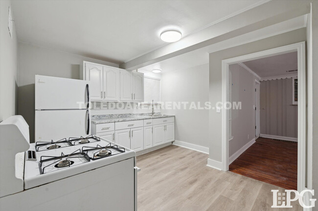 property at 2146 Wyndhurst Rd