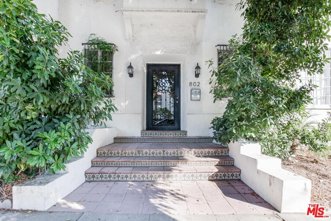 802 N Sweetzer Ave in Los Angeles, CA - Foto de edificio