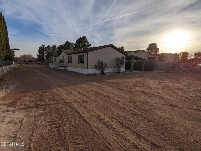 552 Liahona Dr in Socorro, TX - Building Photo - Building Photo