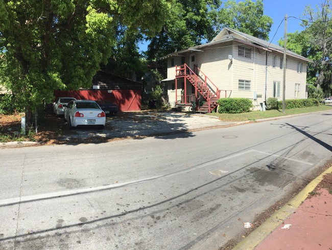 104 NW 14th St in Gainesville, FL - Foto de edificio - Building Photo