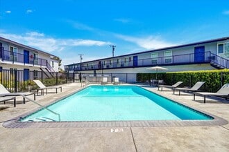 Avignon Apartment Homes in Fullerton, CA - Foto de edificio - Building Photo