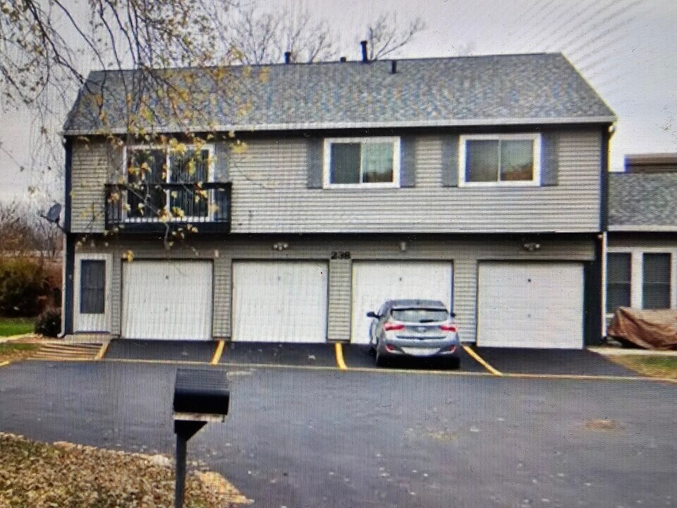 238 Algonquin Ct in Bolingbrook, IL - Building Photo