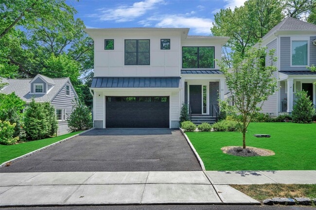 65 Myrtle Blvd in Larchmont, NY - Building Photo - Building Photo