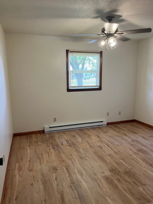 926 N Walnut St, Unit B in Olney, IL - Building Photo - Building Photo
