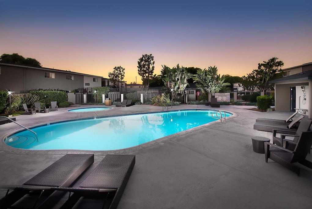 Valley Park in Fountain Valley, CA - Foto de edificio