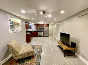 2217 W Giddings St, Unit G in Chicago, IL - Building Photo - Building Photo