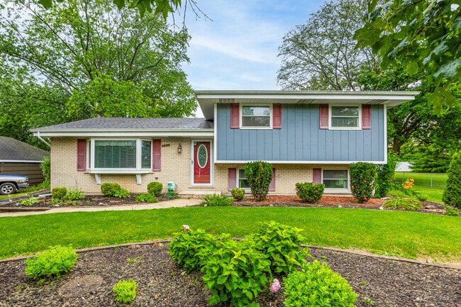 5S300 Tuthill Rd in Naperville, IL - Building Photo - Building Photo