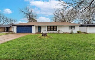 1906 N O'Connor Rd in Irving, TX - Building Photo