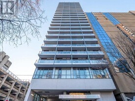 210 Simcoe St in Toronto, ON - Building Photo
