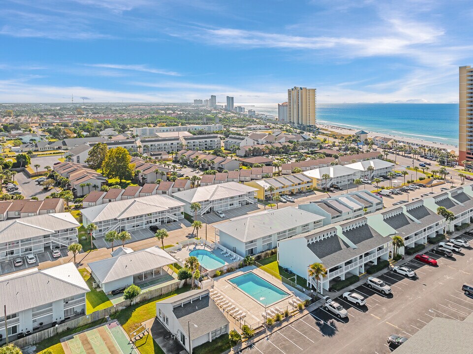 17642 Front Beach Rd in Panama City Beach, FL - Foto de edificio