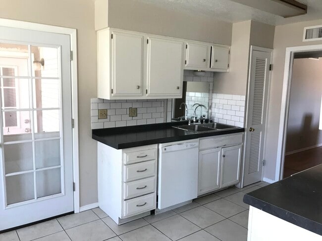 10229 Ashwood Dr in El Paso, TX - Building Photo - Building Photo