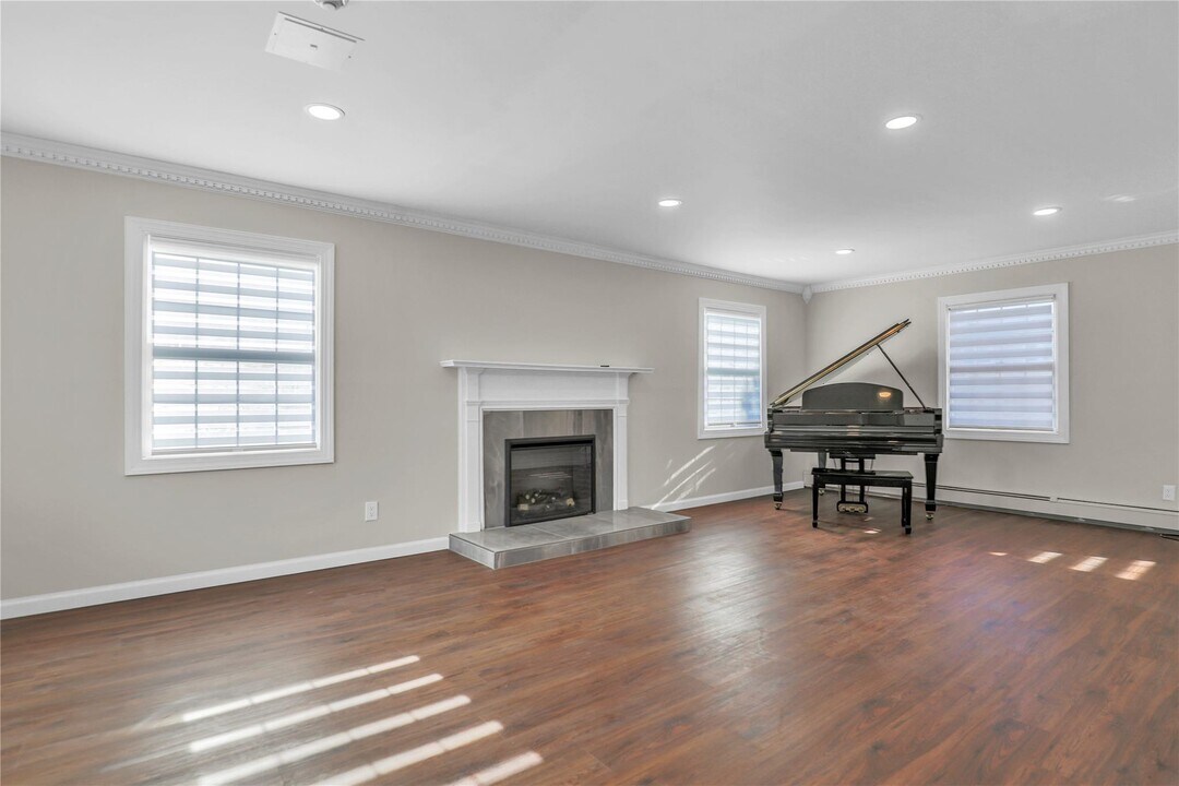 32 Manchester Ln in Stony Brook, NY - Building Photo