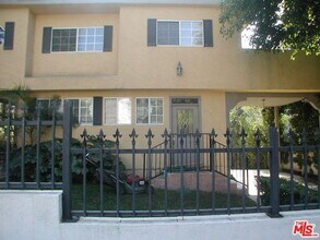6414 Dix St in Los Angeles, CA - Foto de edificio - Building Photo