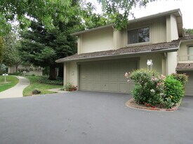 676 Sand Hill Cir in Menlo Park, CA - Building Photo